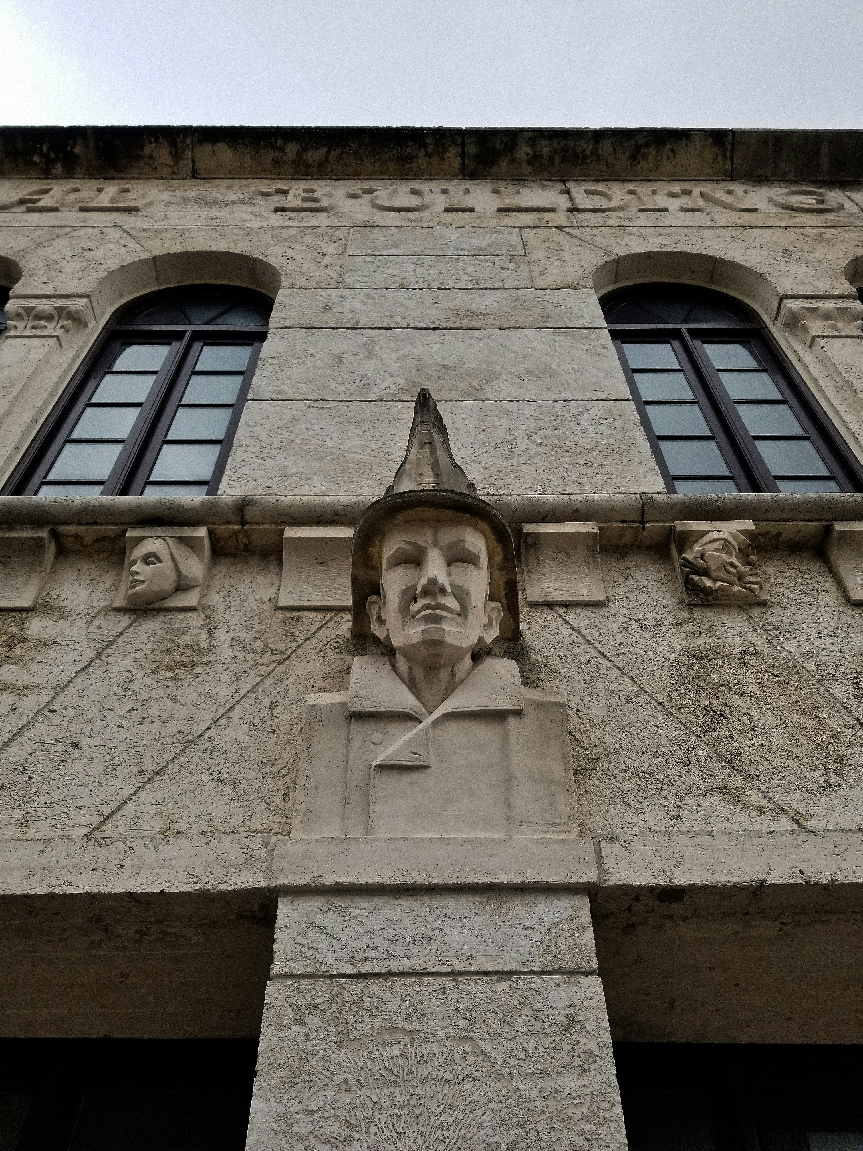 파란색 창문이 있는 갈색 콘크리트 건물