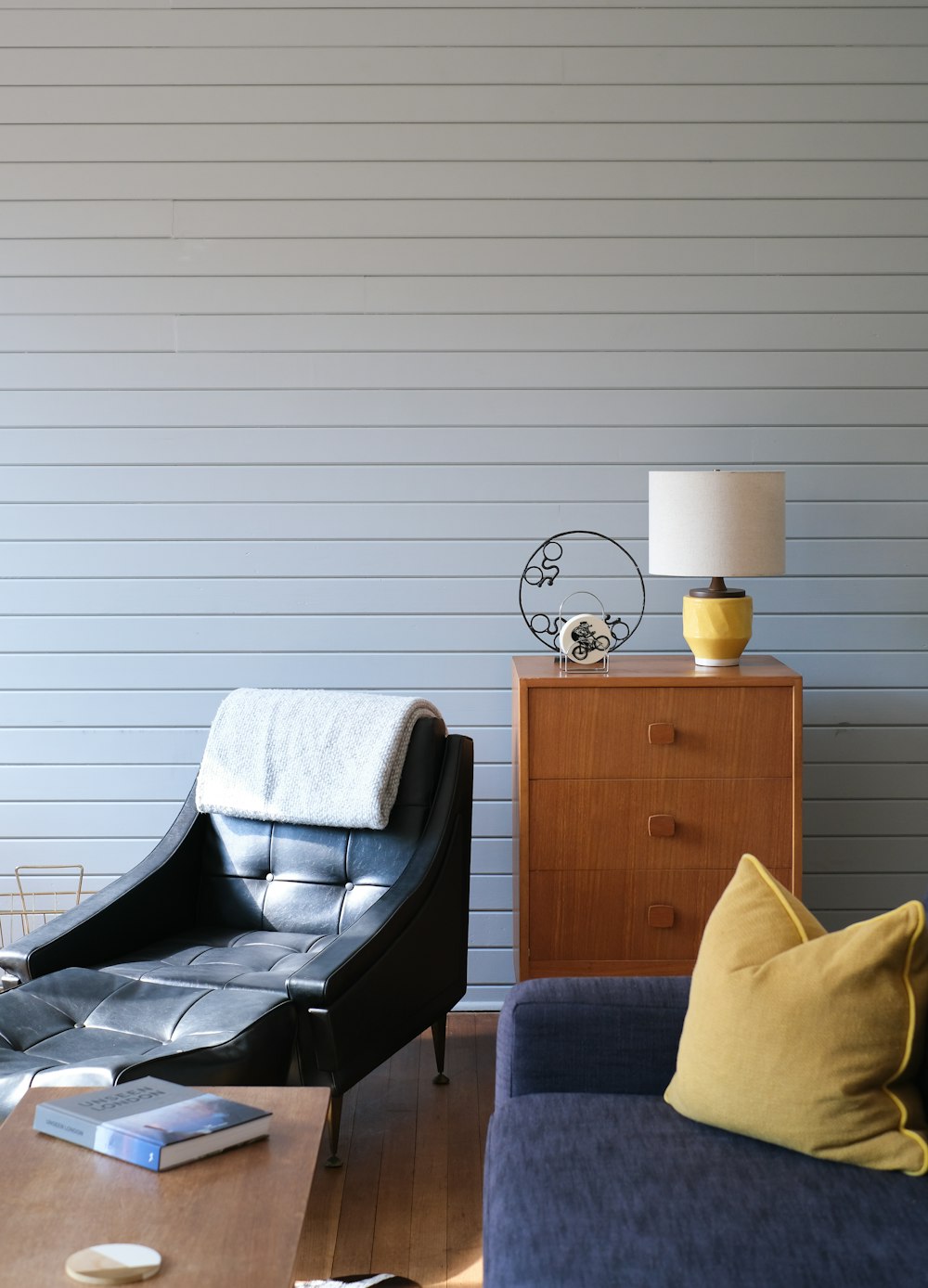 Lámpara de mesa en blanco y negro sobre mesa auxiliar de madera marrón