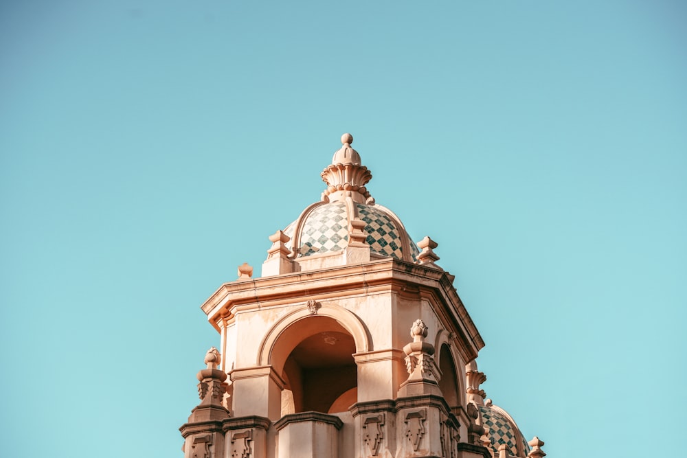 Bâtiment en béton blanc sous le ciel bleu pendant la journée