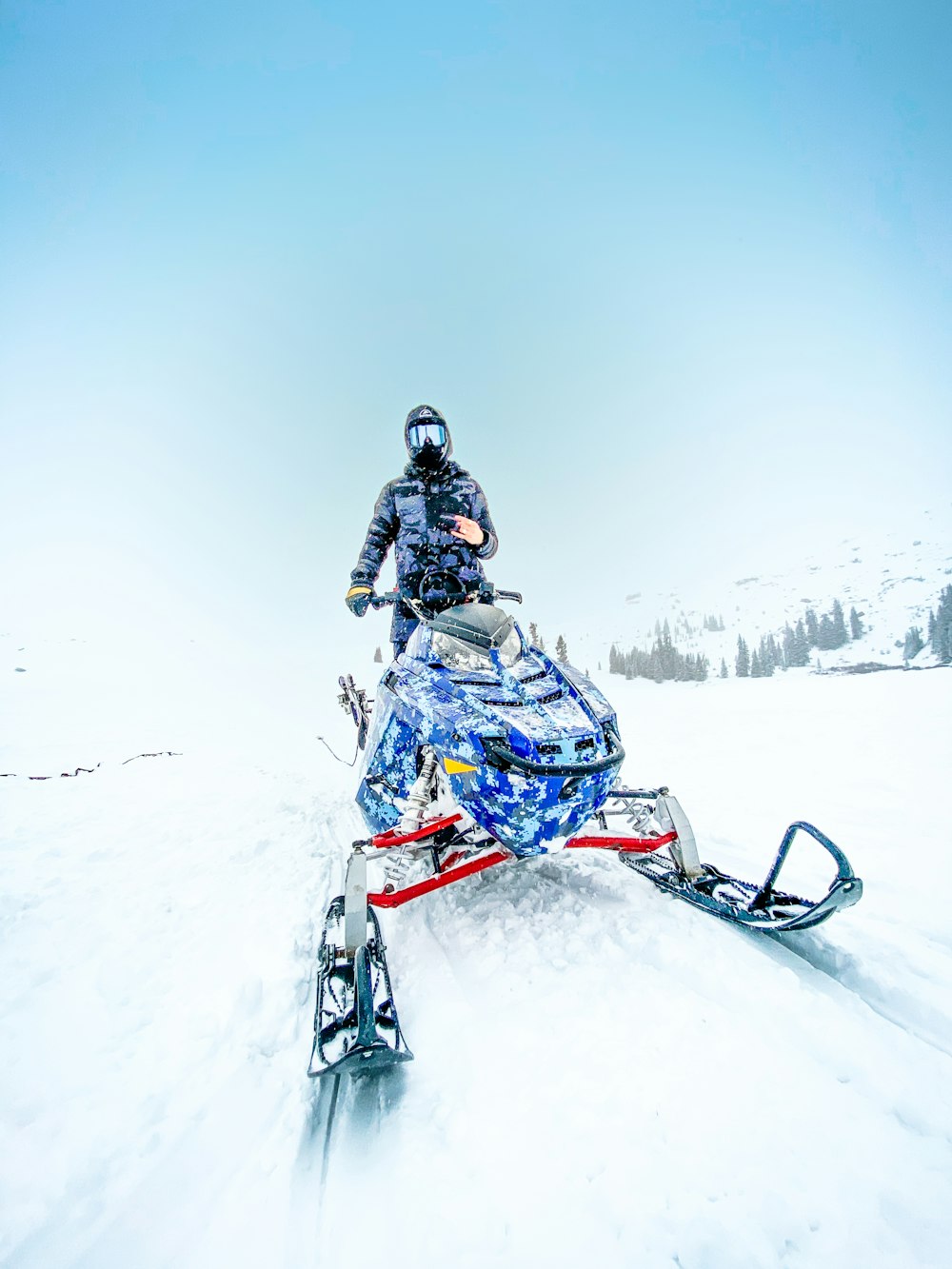 personne faisant du ski de neige bleue sur un sol enneigé pendant la journée