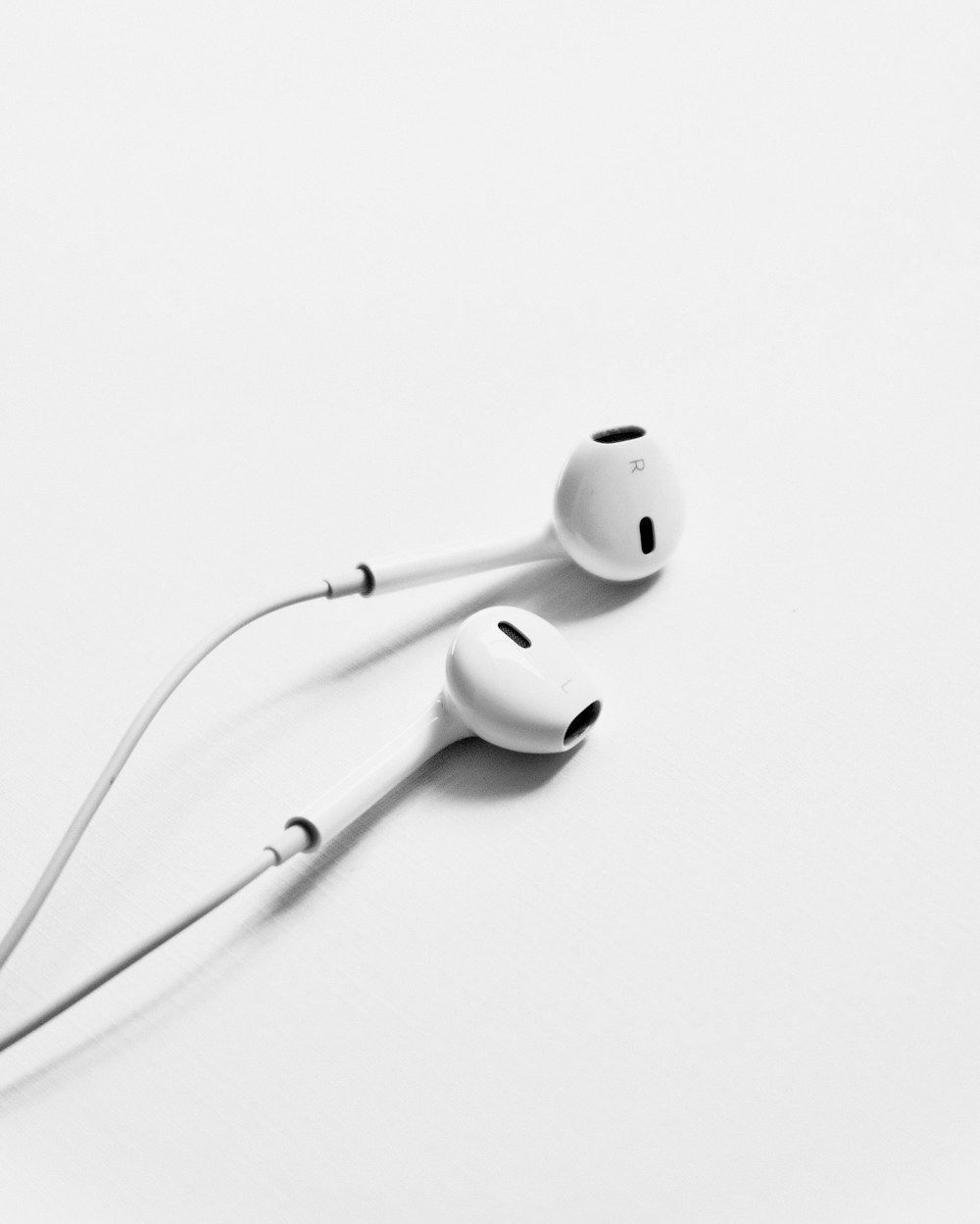 Écouteurs Apple sur surface blanche
