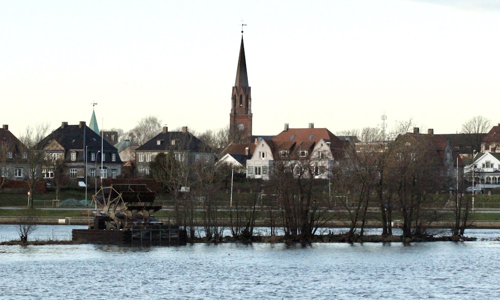 edificio in cemento marrone e bianco vicino allo specchio d'acqua durante il giorno