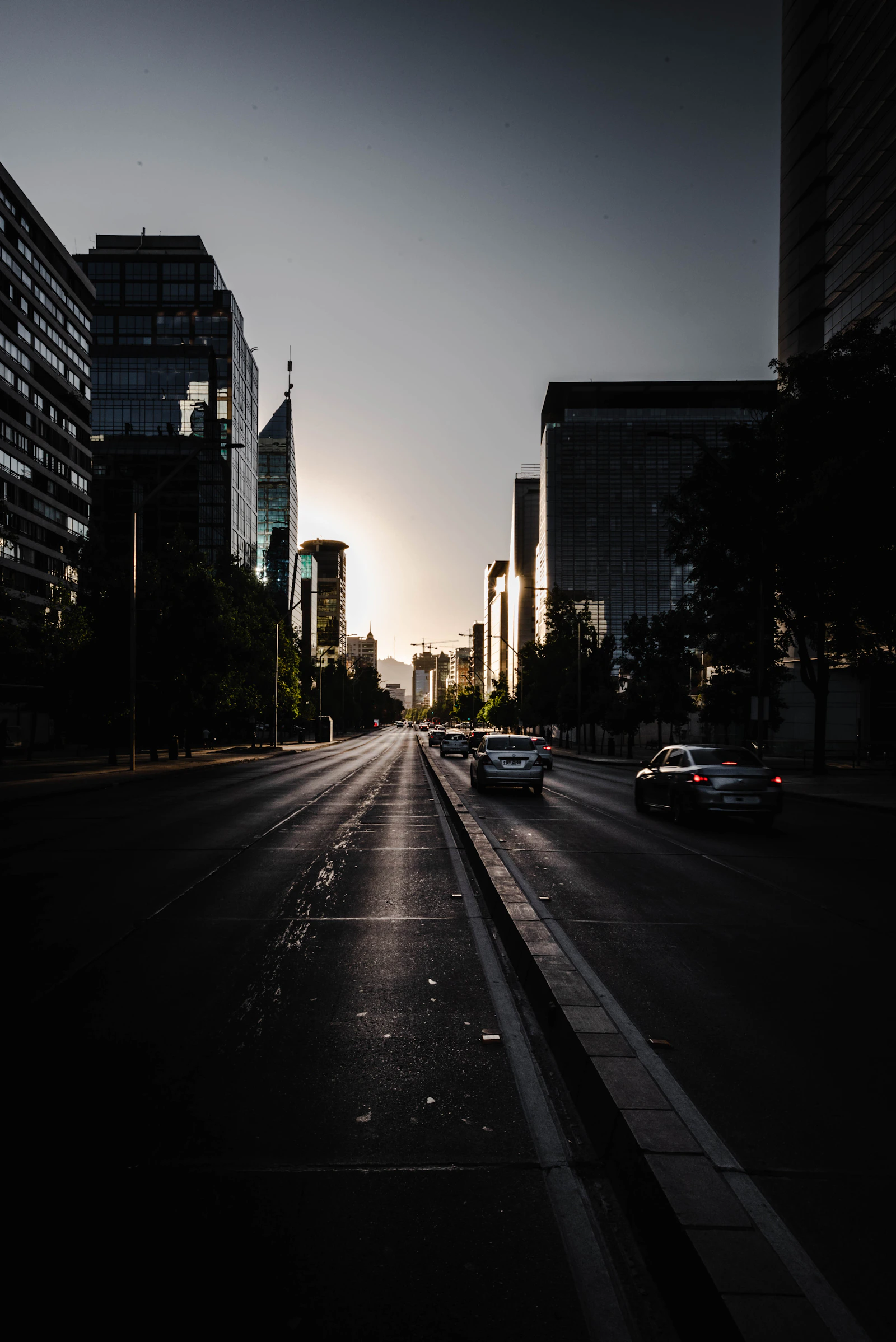 Automóviles recorriendo una avenida iluminada de Santiago durante la noche