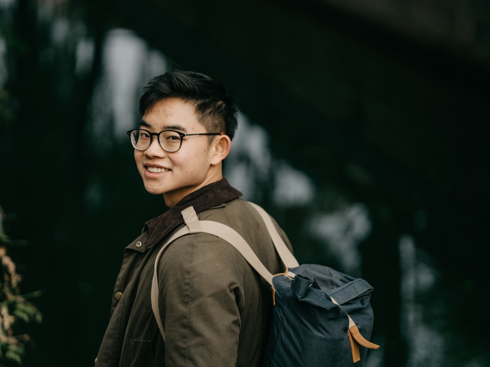 Hombre con chaqueta negra con gafas montadas negras