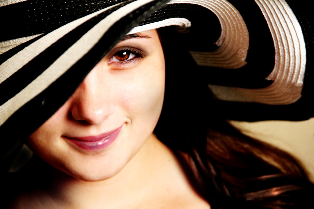 femme portant un chapeau noir et blanc