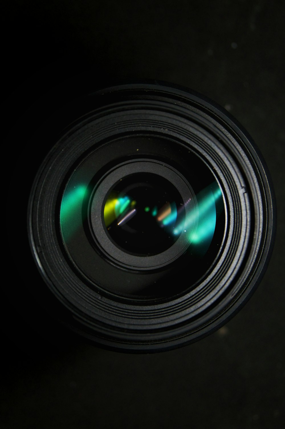 Obiettivo della fotocamera nero con luce verde