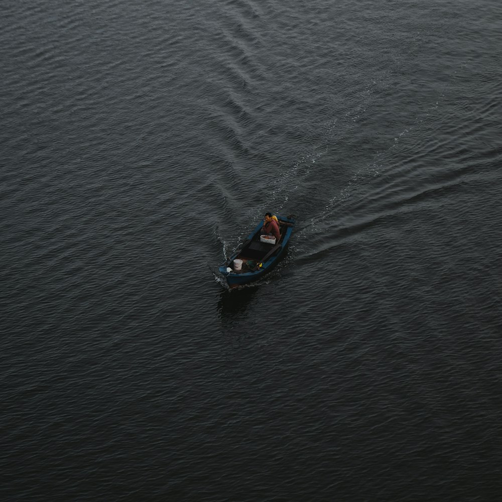 2 personas montando en kayak en el cuerpo de agua durante el día