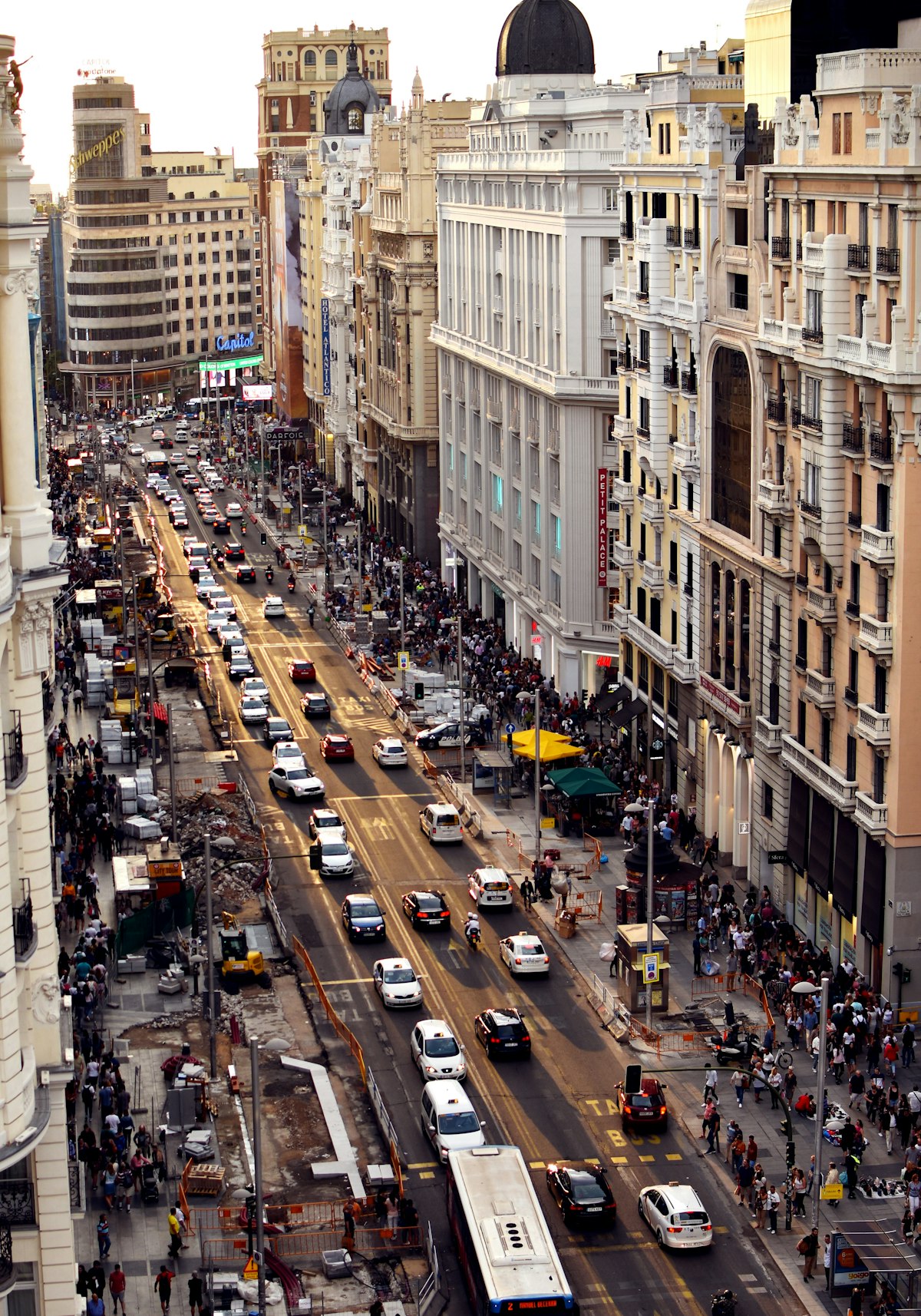 Rua da Gran Vía em Madrid, com prédios e movimento de pedestres