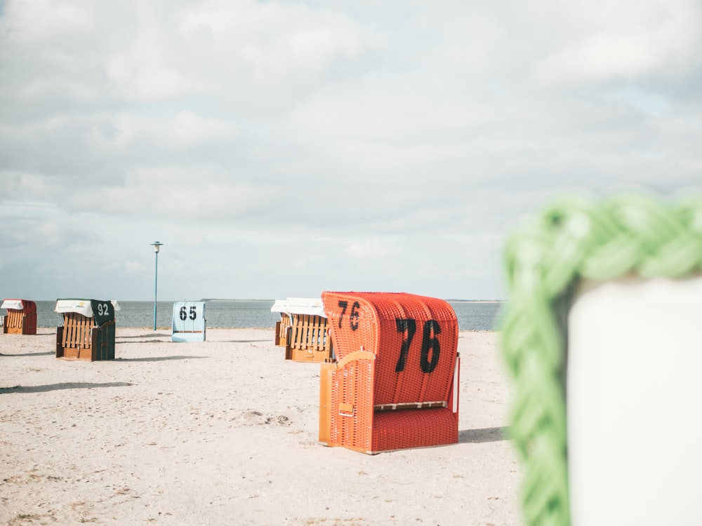 casa di salvataggio in legno arancione sulla spiaggia durante il giorno