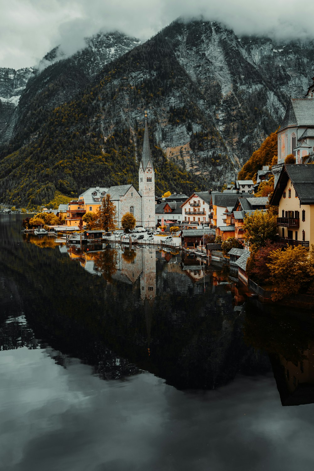 Edificio in cemento bianco e marrone vicino allo specchio d'acqua durante il giorno