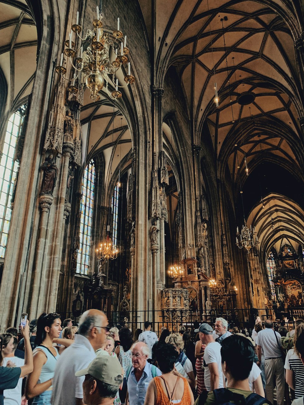 Gente en una catedral durante el día