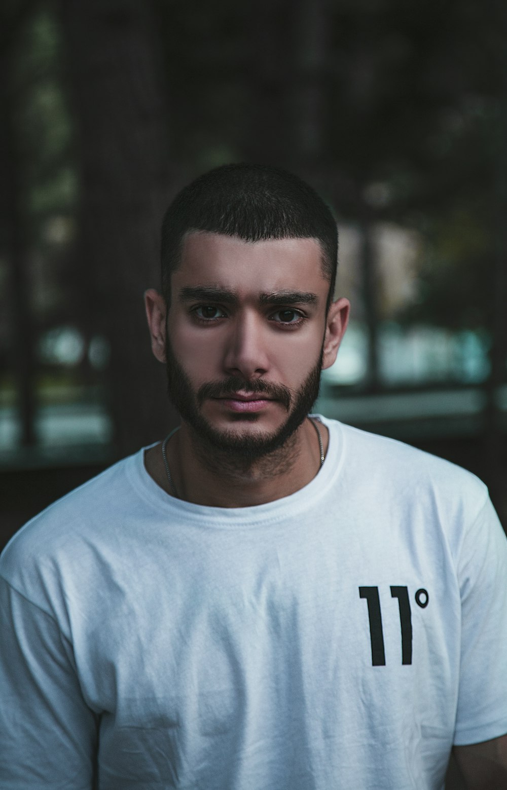 Hombre con camiseta blanca de cuello redondo