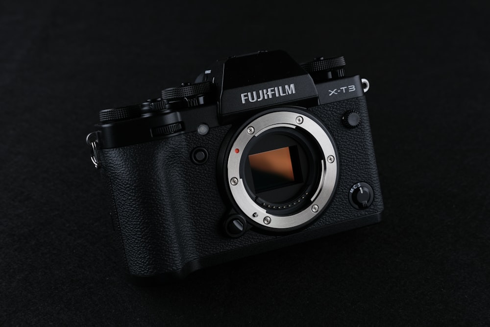 Schwarze Nikon DSLR-Kamera auf schwarzem Textil