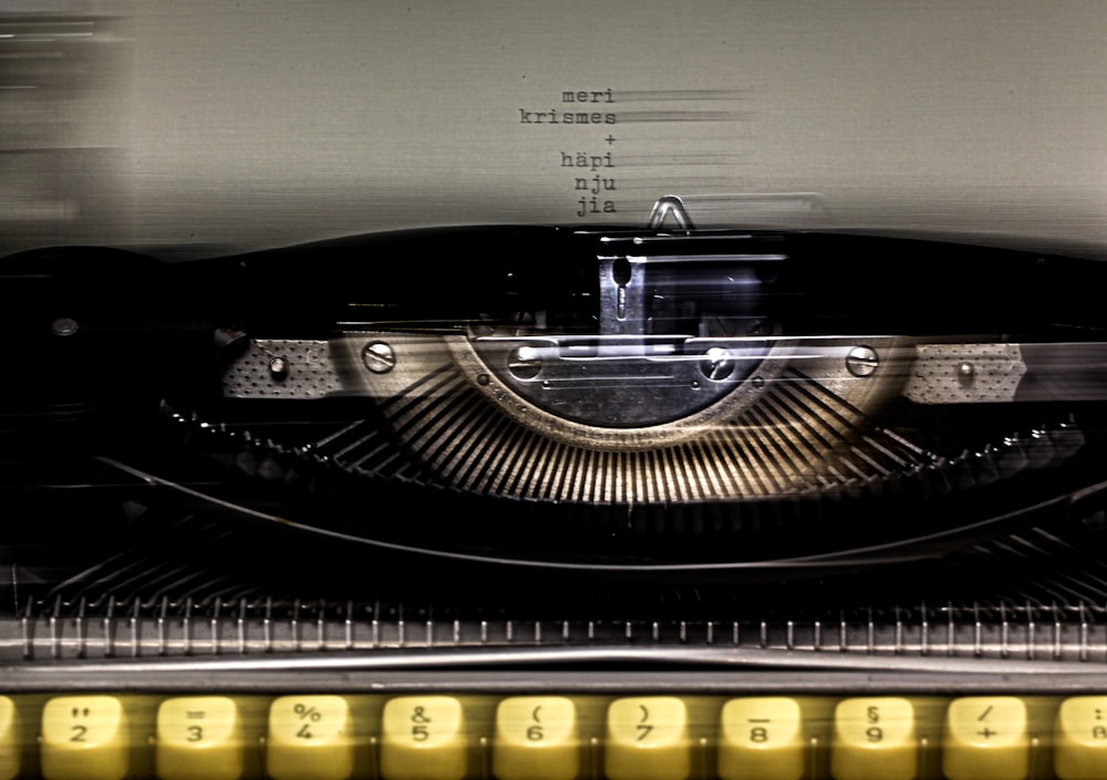 macchina da scrivere in bianco e nero su tavolo bianco