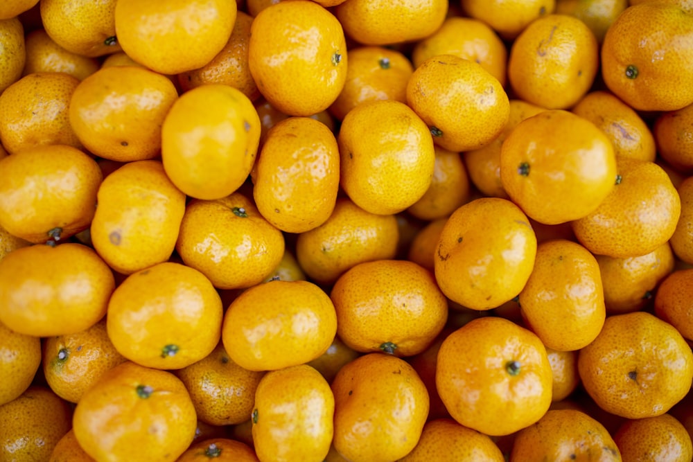 fruits orange sur plaque de céramique blanche