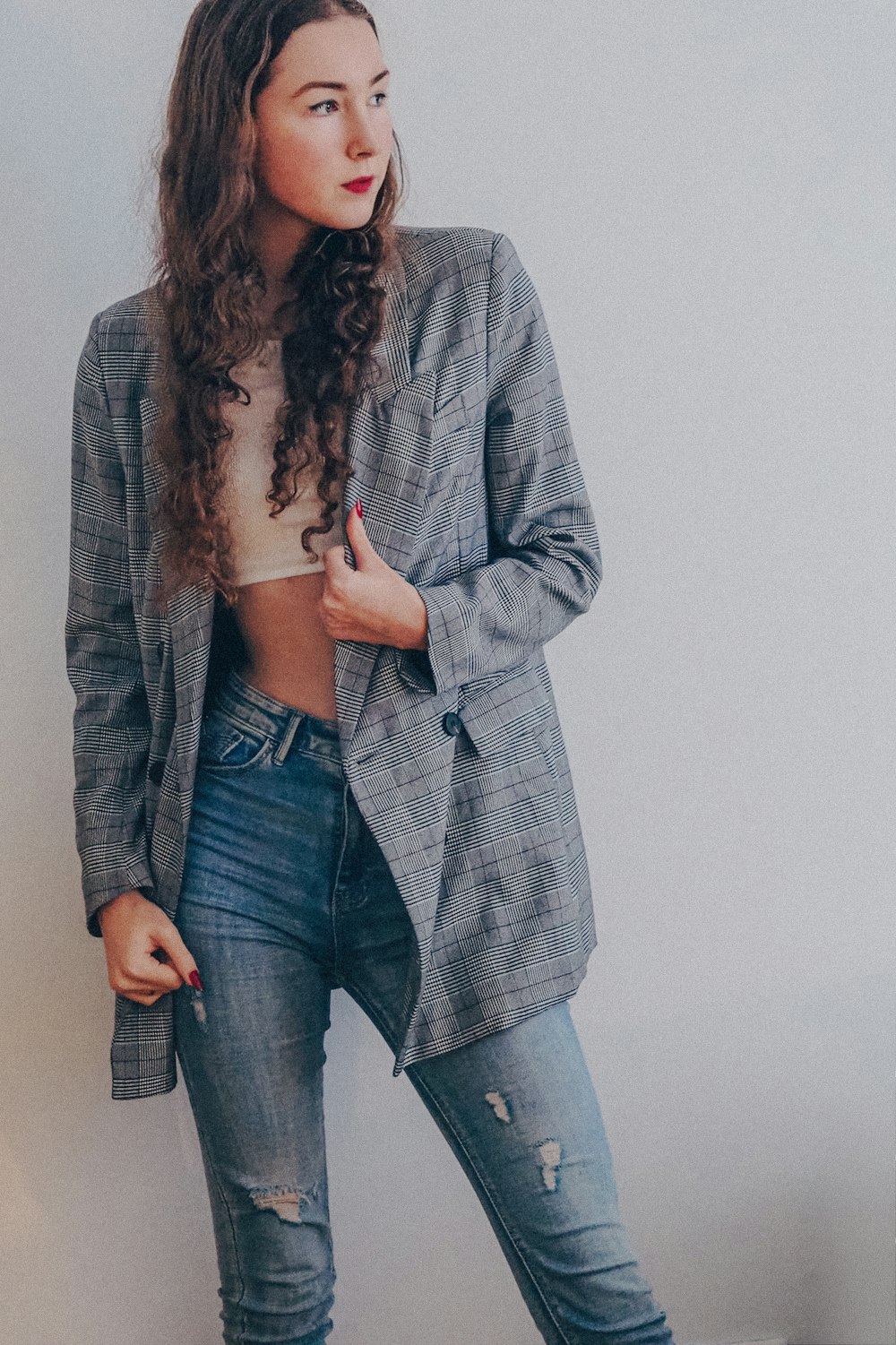 Cita Preludio Arenoso Foto Mujer con blazer gris y jeans azules – Imagen Nueva york gratis en  Unsplash