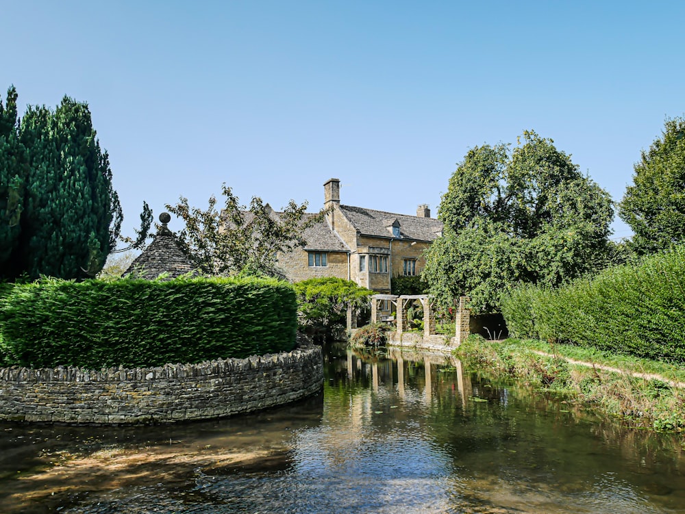 casa in cemento marrone vicino al fiume durante il giorno