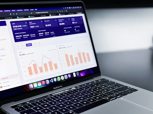 Bild von Diagrammen auf einem Computer wie die Datenanalyse, die Sie verwenden sollten, um Ihr Instagram Konto zu fördern