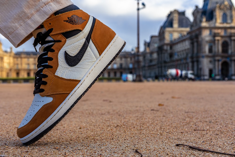 Persona con zapatillas nike marrones y blancas – Imagen París en Unsplash