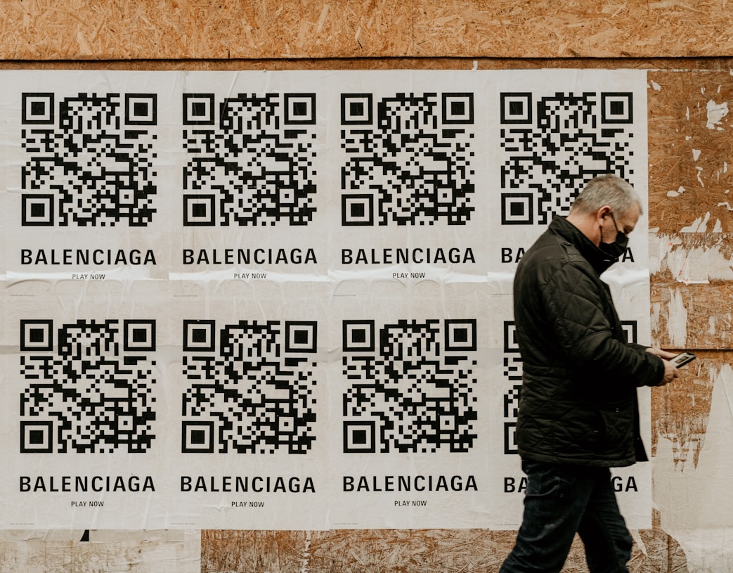 QR code برند BALENCIAGA روی پوستر چاپی دیواری که به سادگی مخاطب را به صفحه مورد نظرشان هدایت می‌کند.