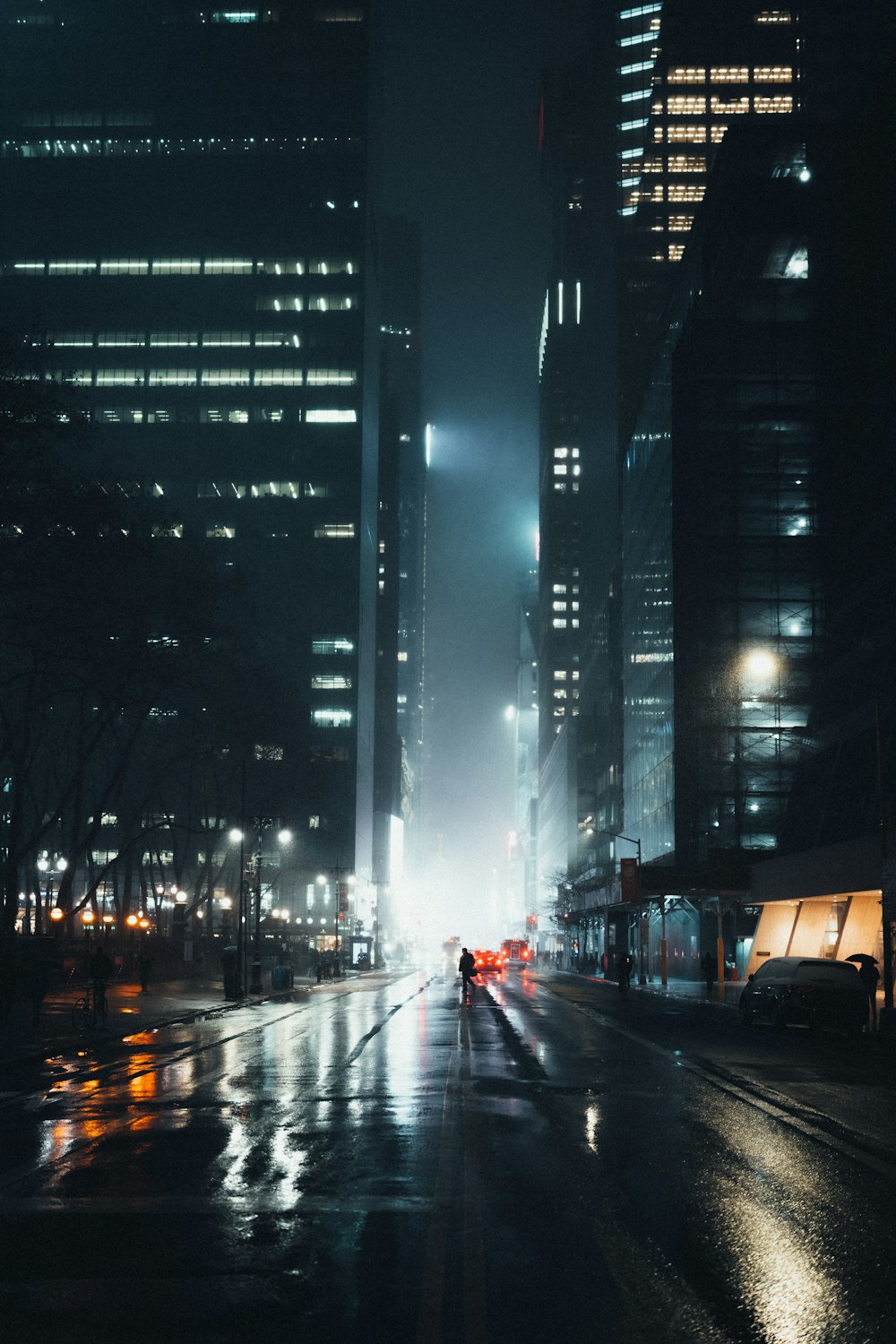 Una strada della città di notte sotto la pioggia