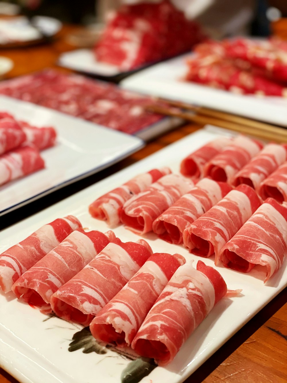 carne cruda en lonchas en plato de cerámica blanca