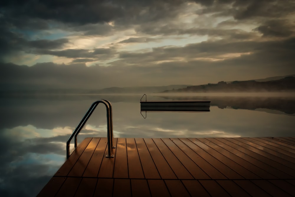 Una puesta de sol sobre un cuerpo de agua