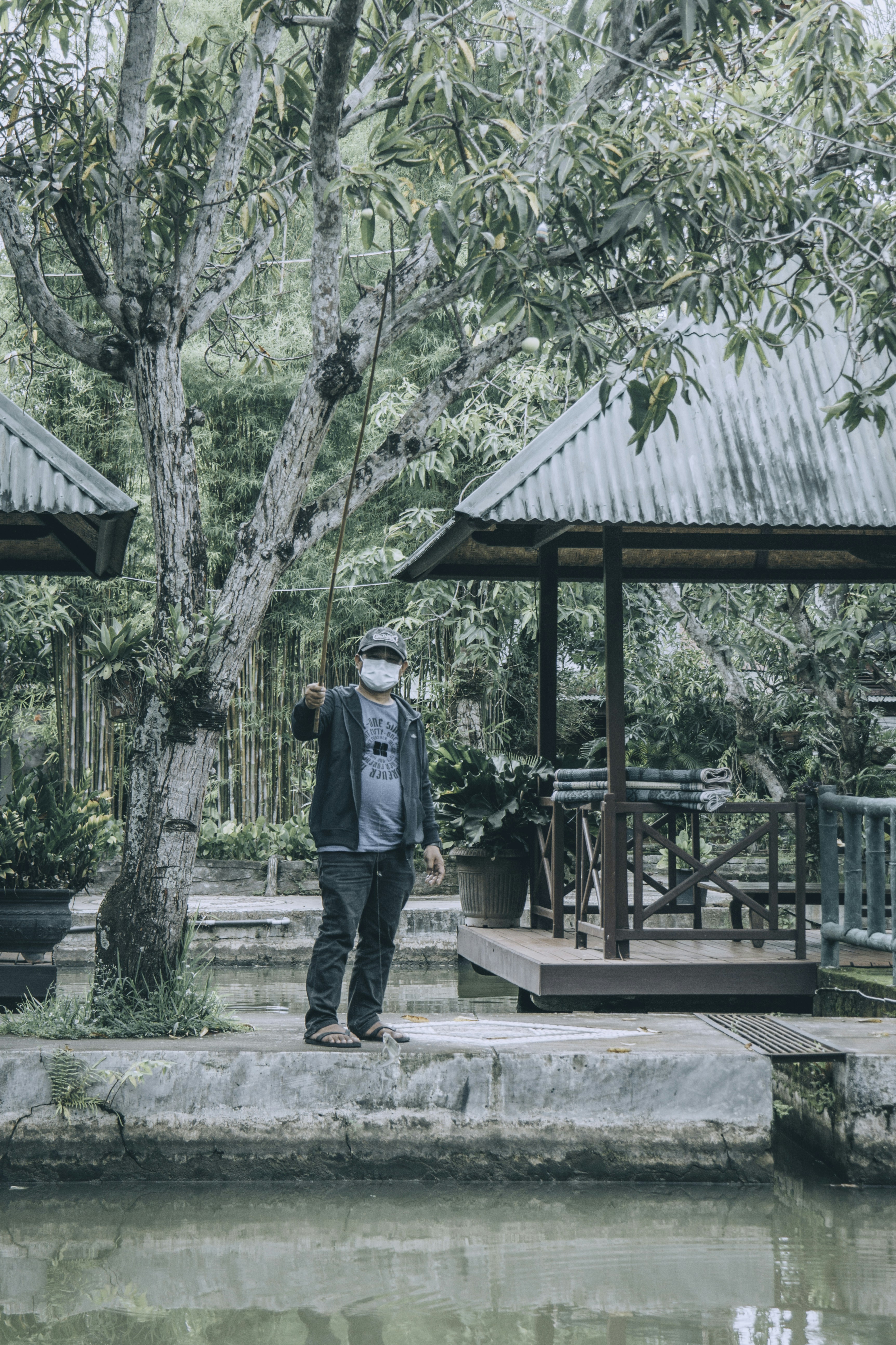 seseorang yang berdiri di depan sebuah gedung