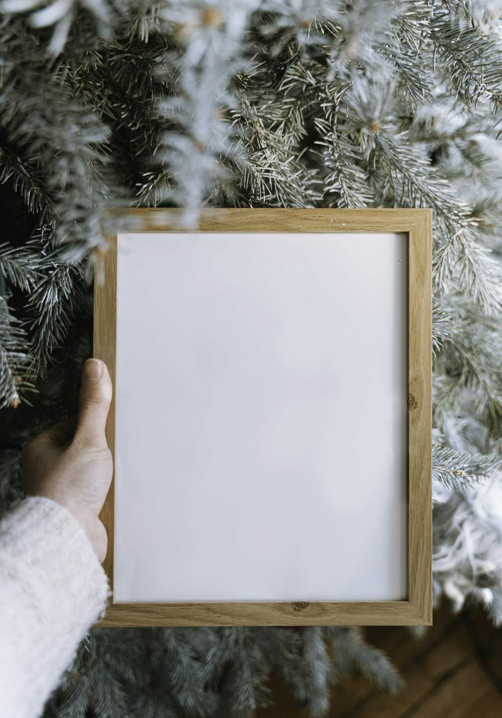 personne tenant du papier blanc pour imprimante