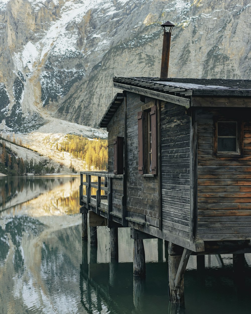 昼間の湖ドックの茶色の木造家屋