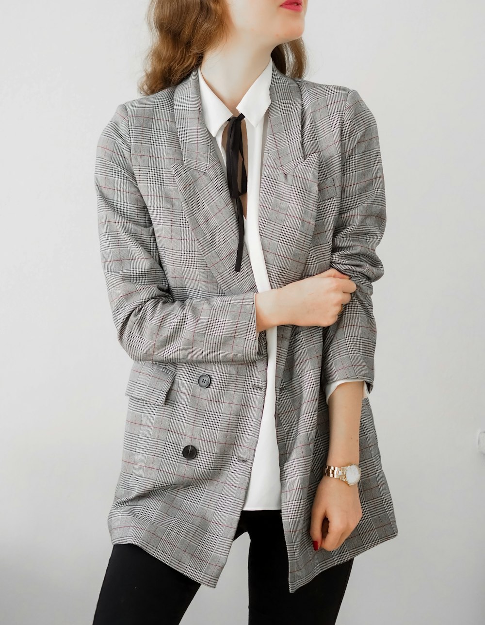 donna in blazer grigio e pantaloni neri