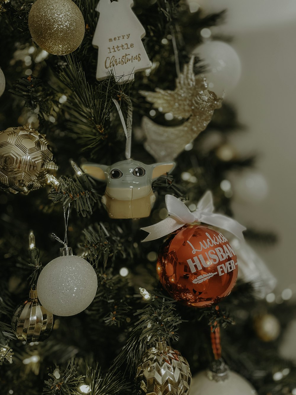 Bolas rojas y blancas en el árbol de Navidad