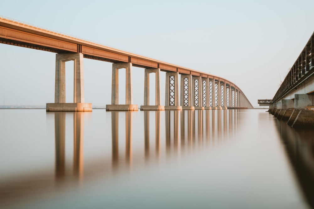 Puente de madera marrón sobre el cuerpo de agua