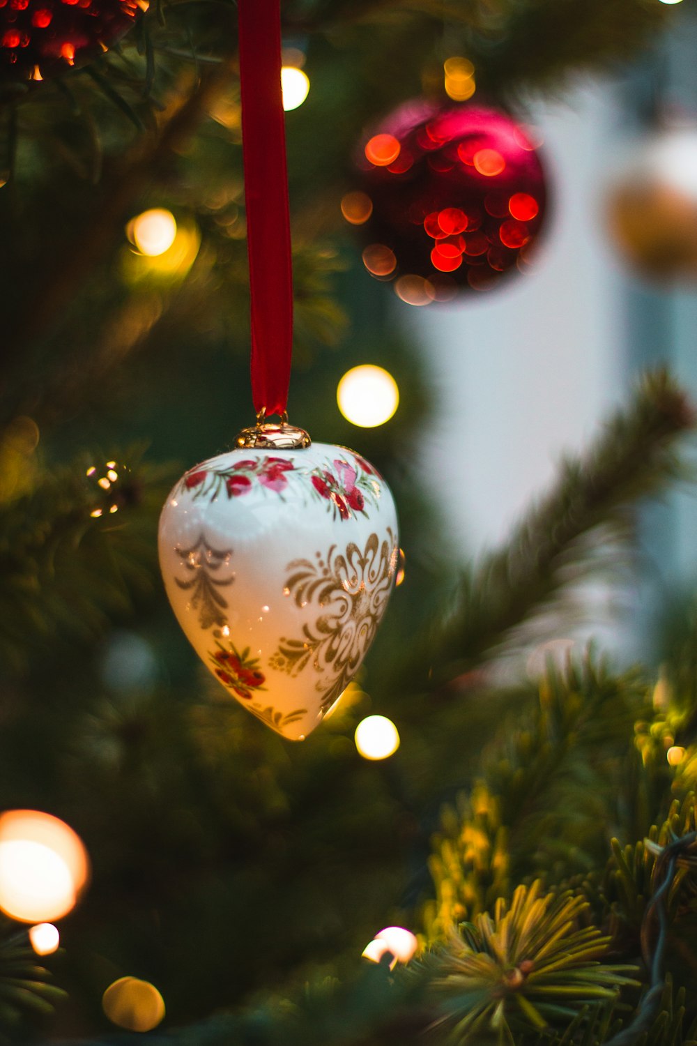 Palline bianche e rosse sull'albero di Natale