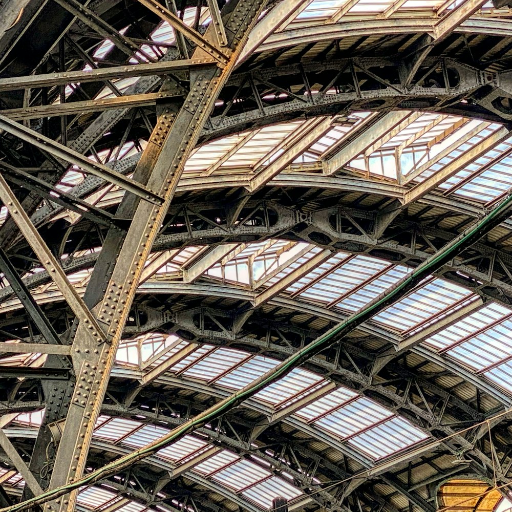 struttura in metallo nero sul soffitto