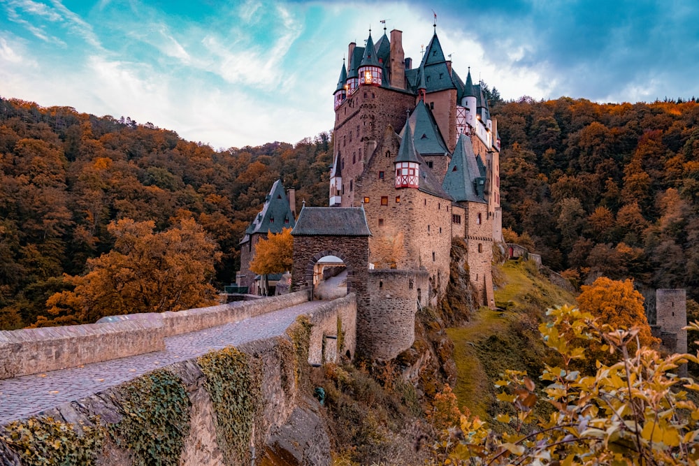 Graue Betonburg auf einem Hügel unter blauem Himmel tagsüber