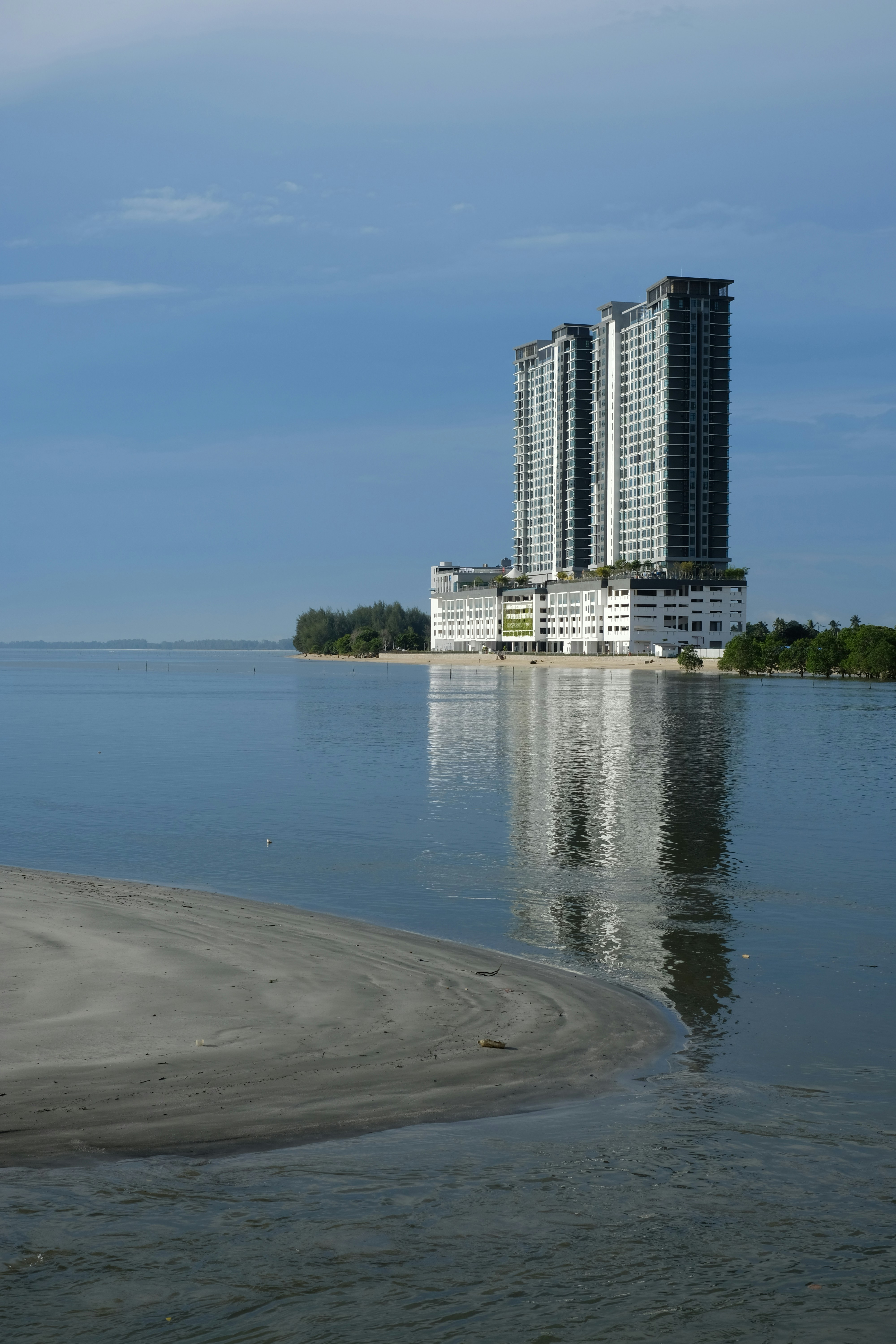 Horizonte de la ciudad a través del cuerpo de agua durante el día