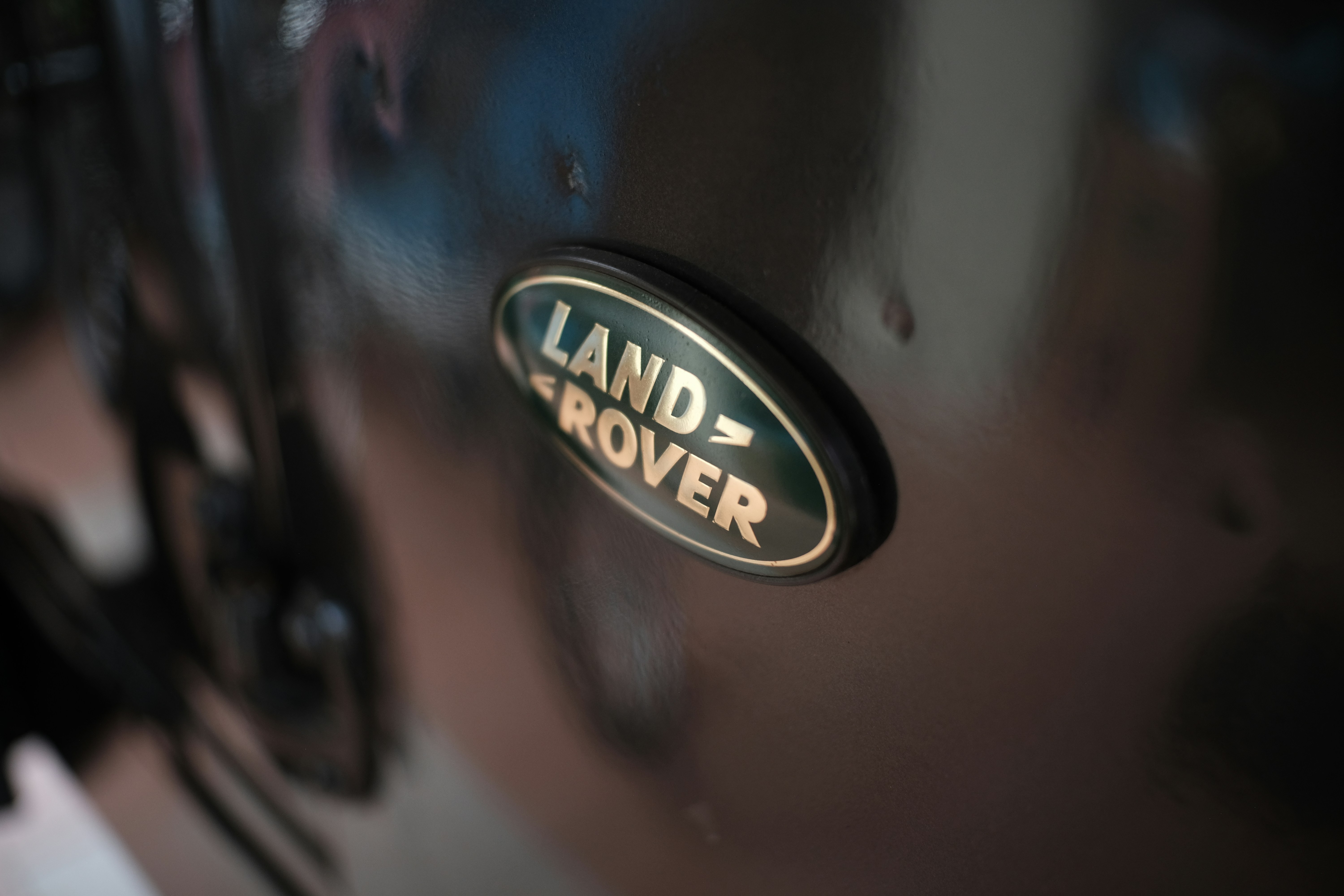 Emblema de Nissan negro y plateado