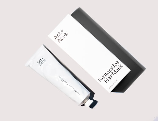 Ingrédients naturels pour cosmétiques disposés sur une surface claire