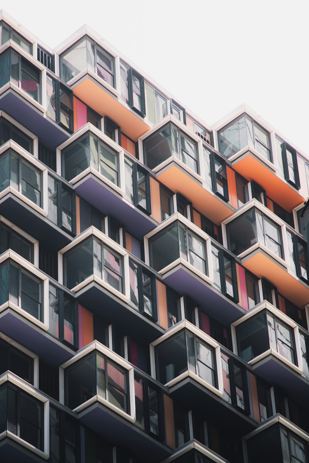 edificio in cemento arancione e bianco