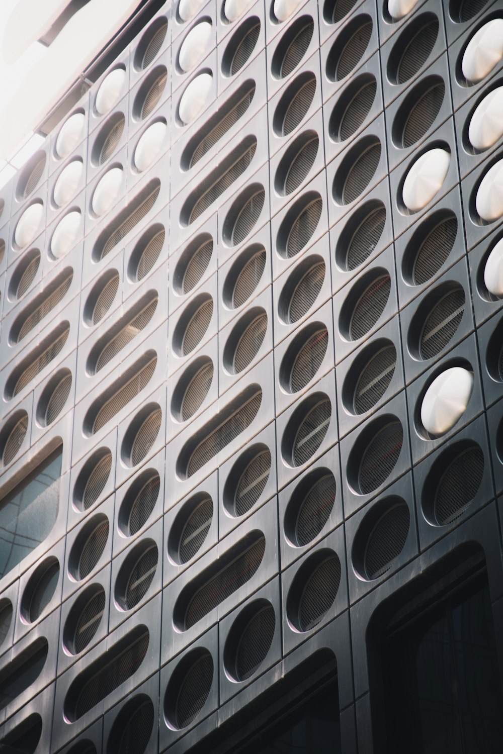 edifício de concreto branco e marrom