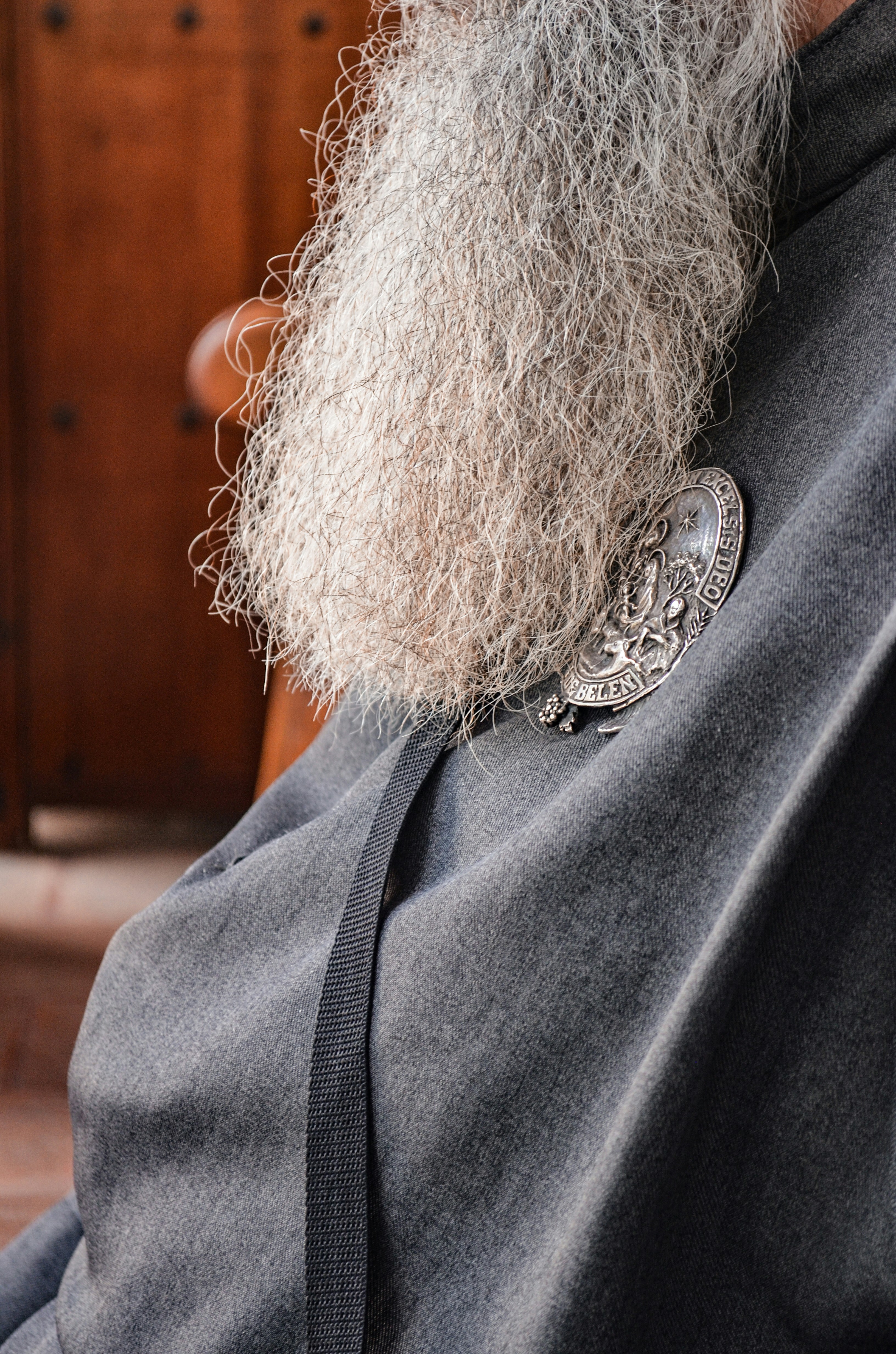 persona che indossa collana d'argento e nera