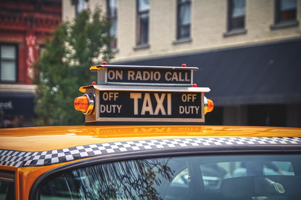 taxi jaune sur la route pendant la journée