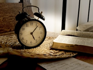 black and white alarm clock at 10 00