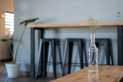 Modern bar masası üzerinde İskandinav tarzı dekorasyon ve porselen yüzey detayları.