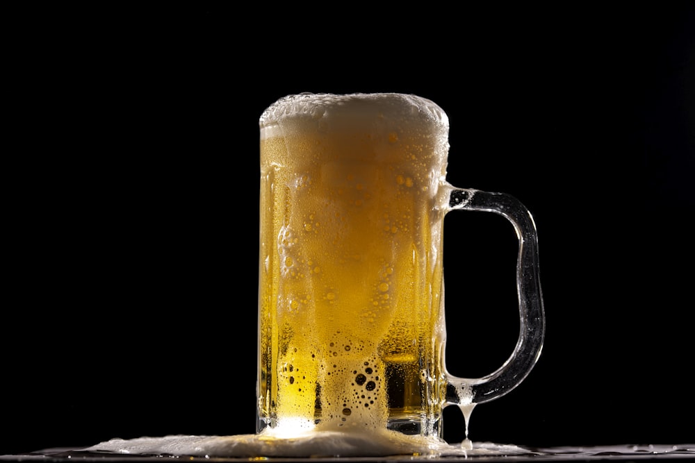 Chope à bière en verre transparent avec de la bière