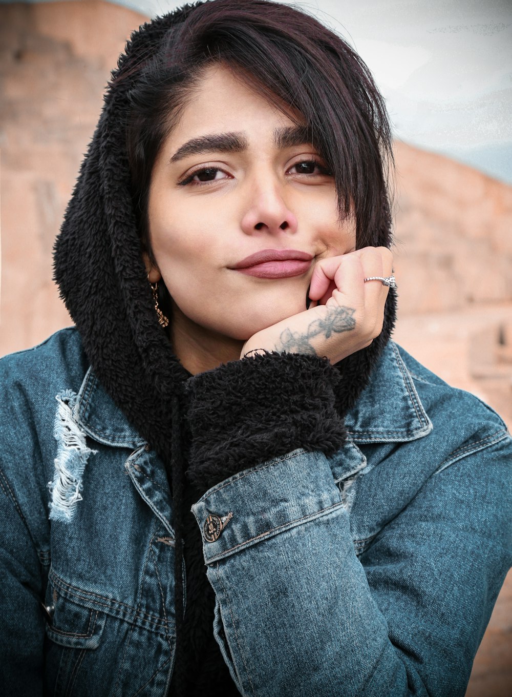 Femme en veste en jean bleue