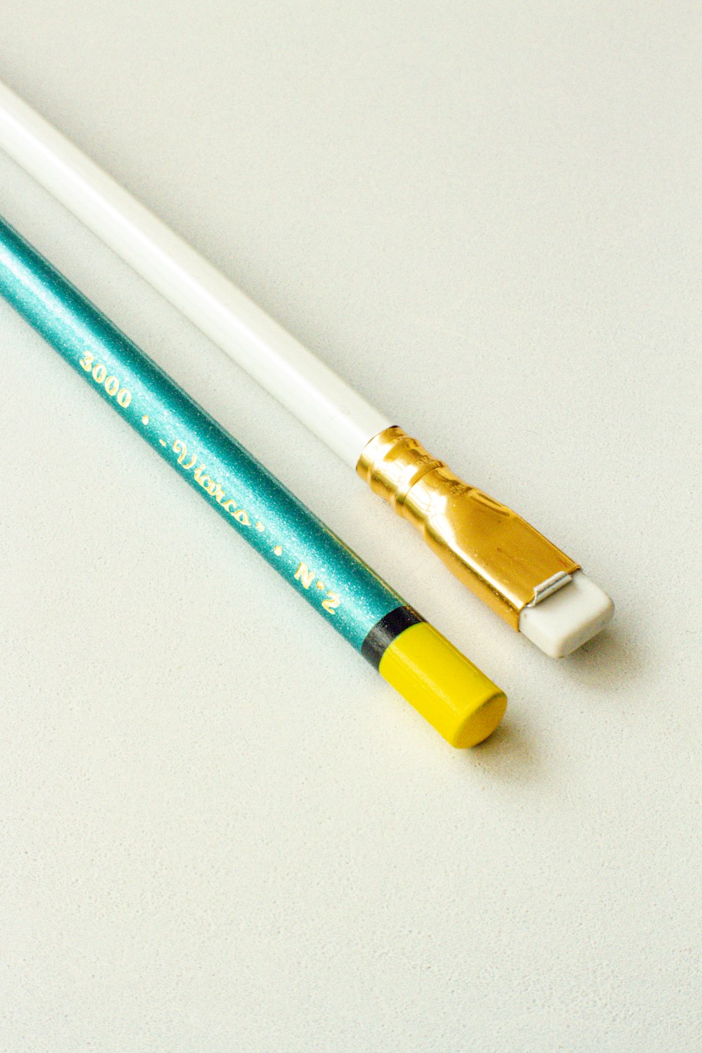 stylo bleu et jaune sur table blanche