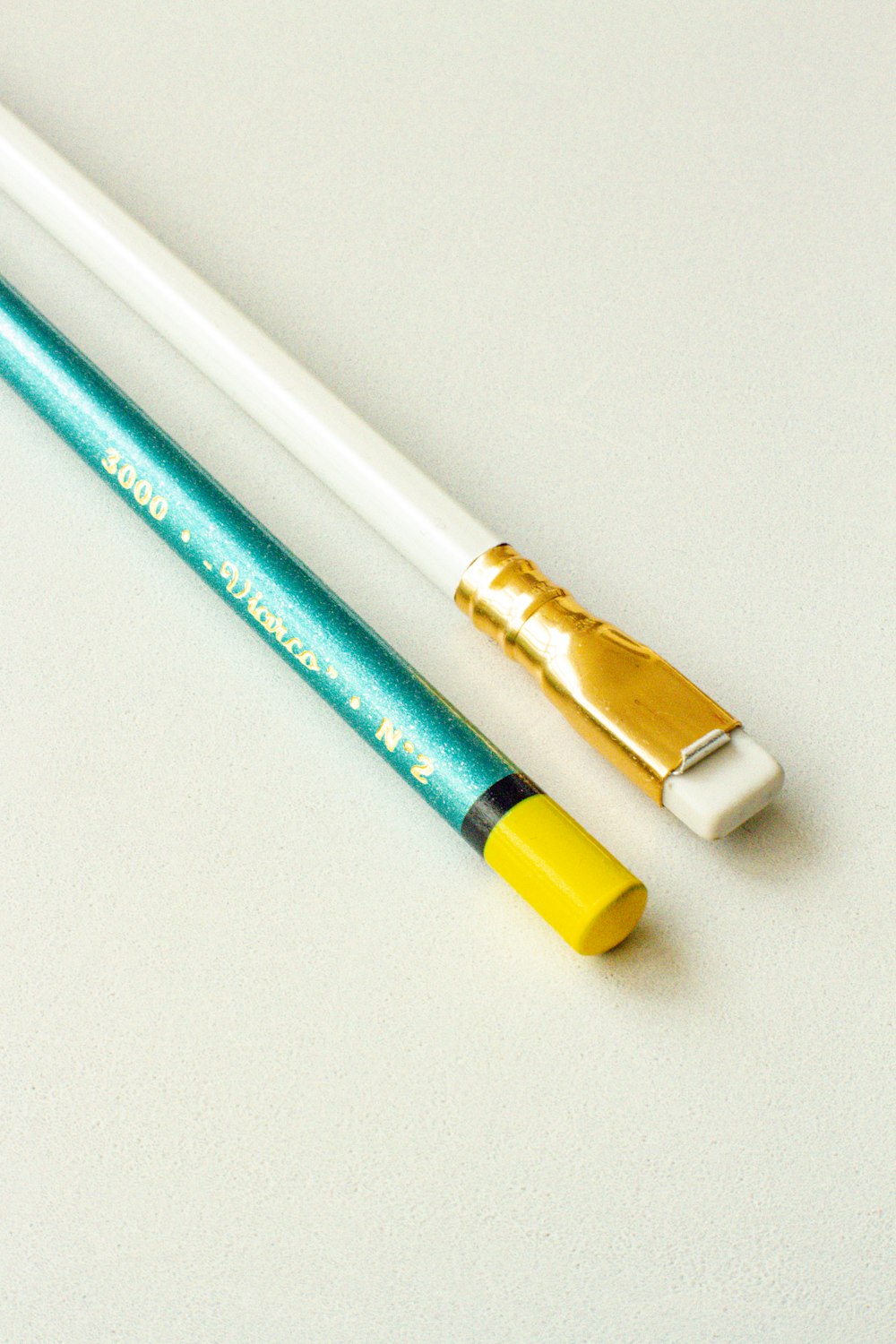 blauer und gelber Stift auf weißem Tisch