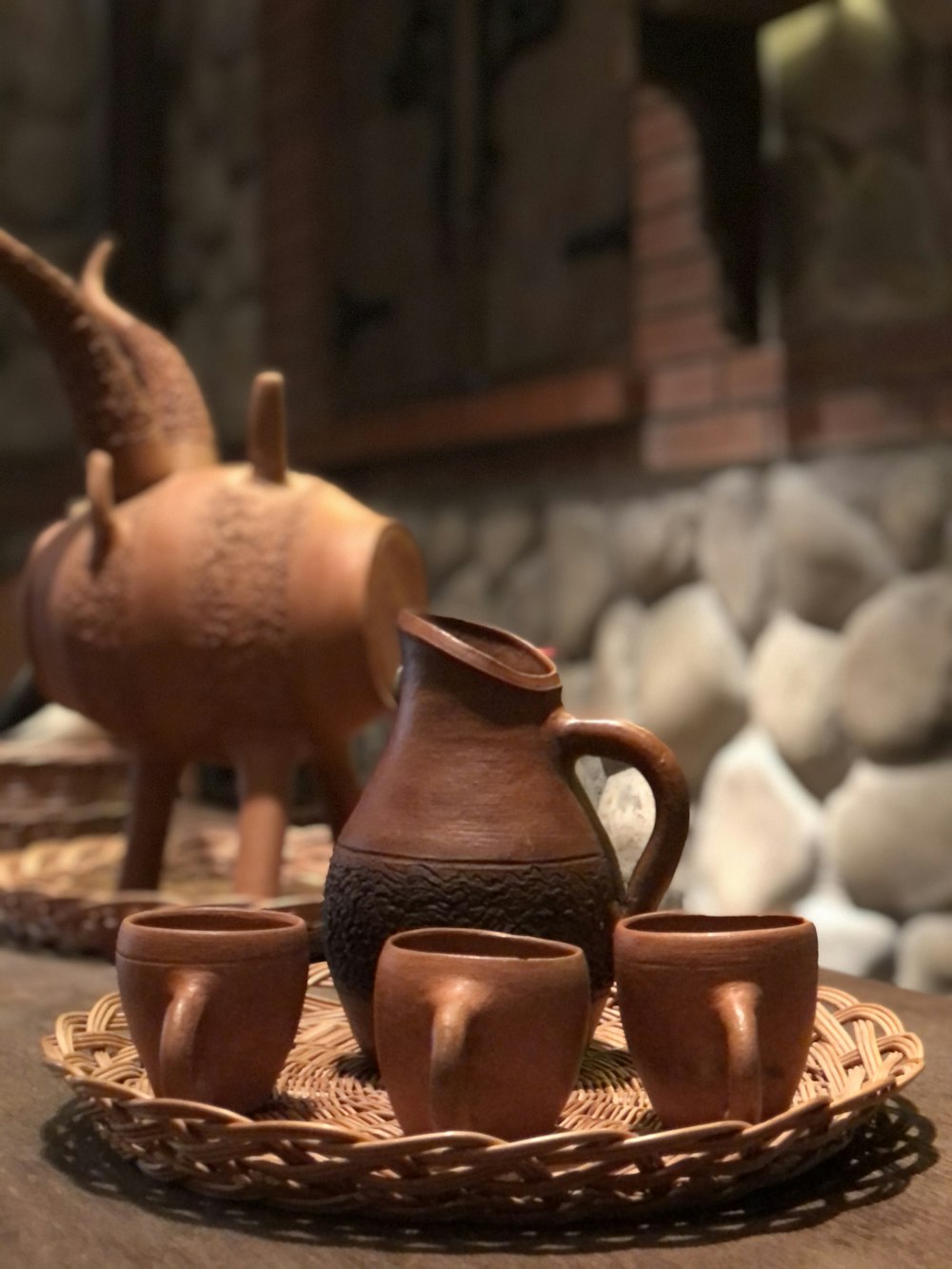 jarra de cerámica marrón sobre la mesa